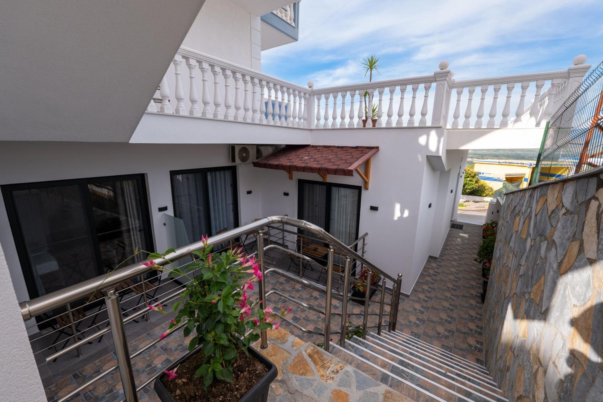 Flori Apartment