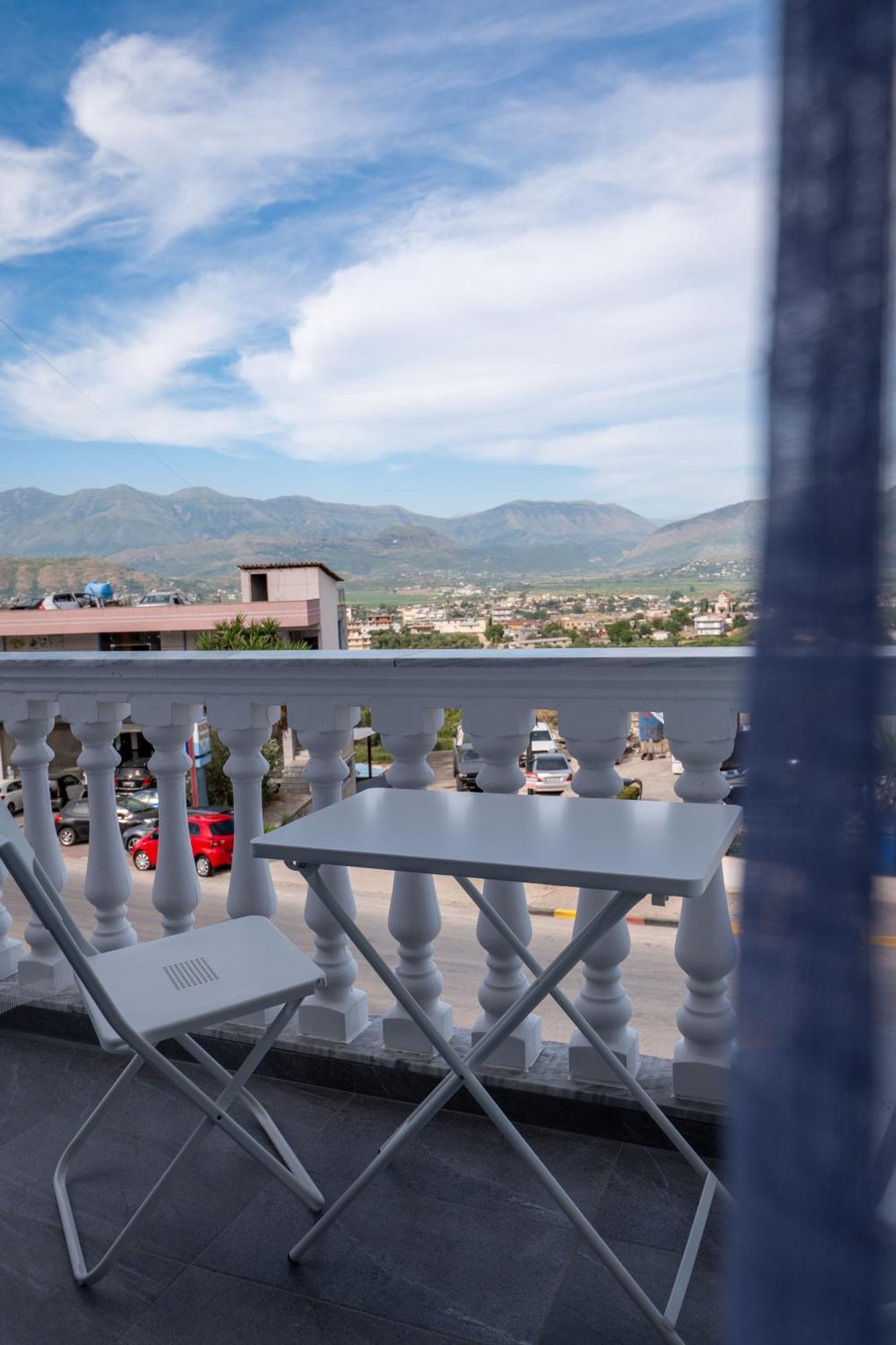 Flori Apartment *
